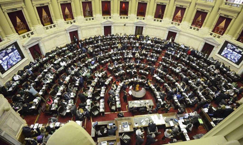 Câmara dos Deputados da Argentina aprova descriminalização do aborto e texto segue para o Senado