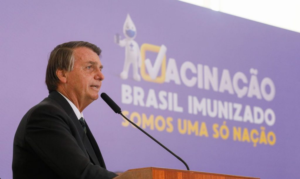 Bolsonaro diz que se pressionasse por vacina seria acusado de interferência e irresponsabilidade
