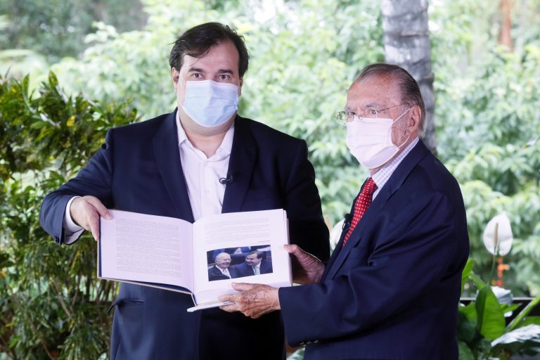 Rodrigo Maia entrega a José Sarney livro produzido em sua homenagem