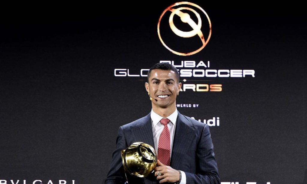 Cristiano Ronaldo é escolhido melhor jogador de futebol do Século XXI dm evento nos Emirados Árabes Unidos