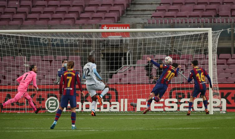 Pelé homenageia o argentino Messi por igualar o seu recorde de gols num mesmo clube