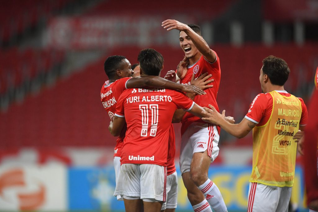 Internacional vence Fortaleza de goleada e fica a apenas um ponto do líder São Paulo