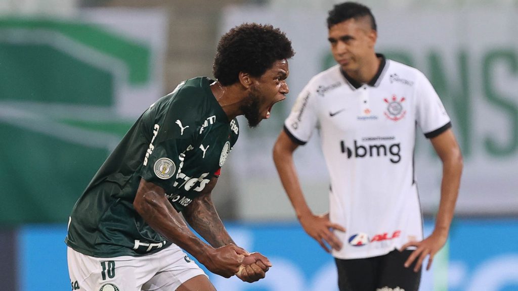 Palmeiras vence Corinthians de goleada e segue na disputa pelo título do Brasileirão