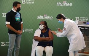 Enfermeira de São Paulo é a primeira vacinada no Brasil contra covid-19 após Anvisa autorizar vacina
