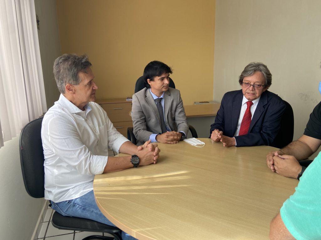 Secretário Júnior Vieira recebe visita do deputado Aluísio Mendes e do vereador Dr. Gutemberg