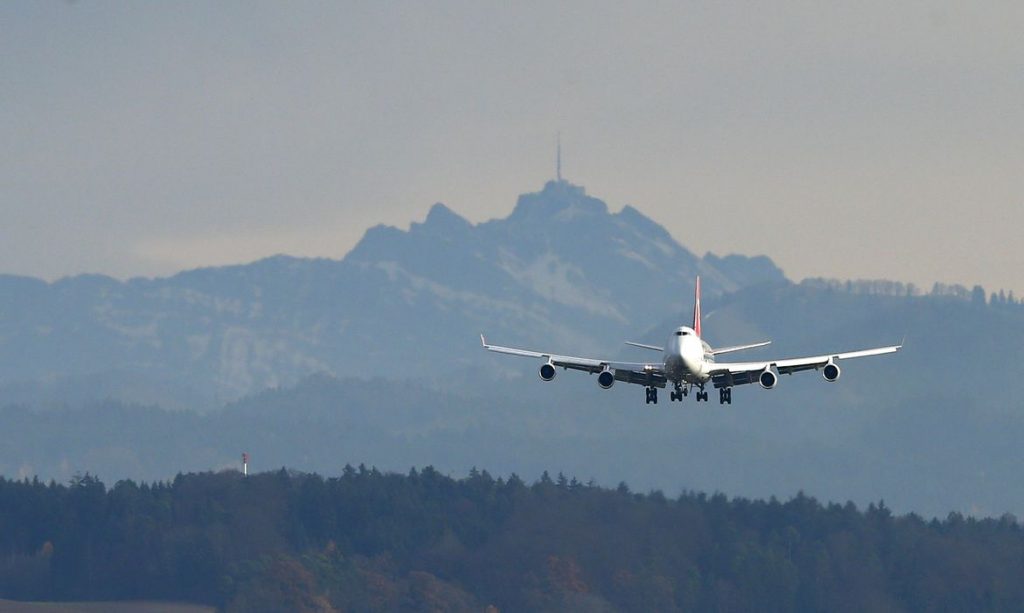 Boeing 737-500 some do radar logo após decolar na Indonésia