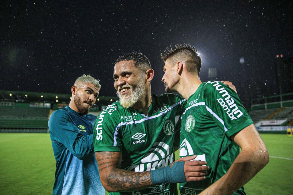 Chapecoense derrota a Ponte Preta e reassume liderança da Série B no Brasileirão