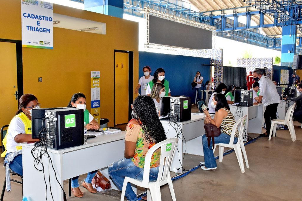 Profissionais de saúde com idade acima de 60 anos começam a ser vacinados na sexta-feira
