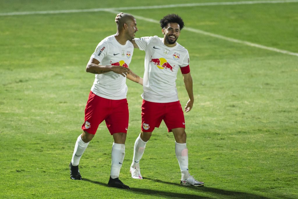 Bragantino derrota o Atlético de Goiás e sobe na classificação do Brasileiro