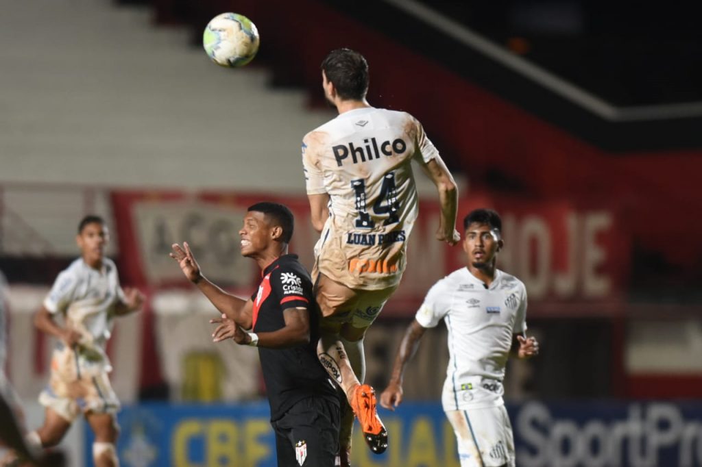 Santos sai atrás, mas busca empate com o Atlético de Goiás fora de casa