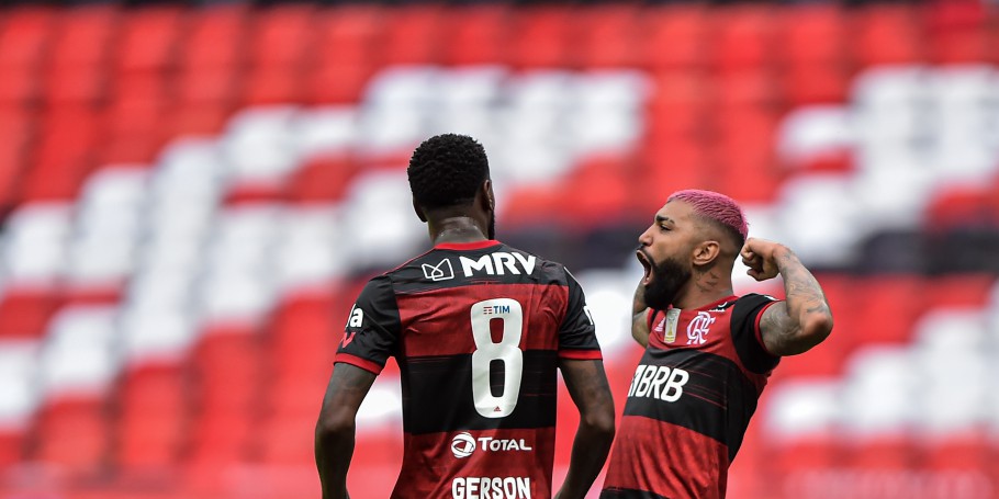 Flamengo derrota Internacional, assume a liderança do Brasileirão e bota mão na taça