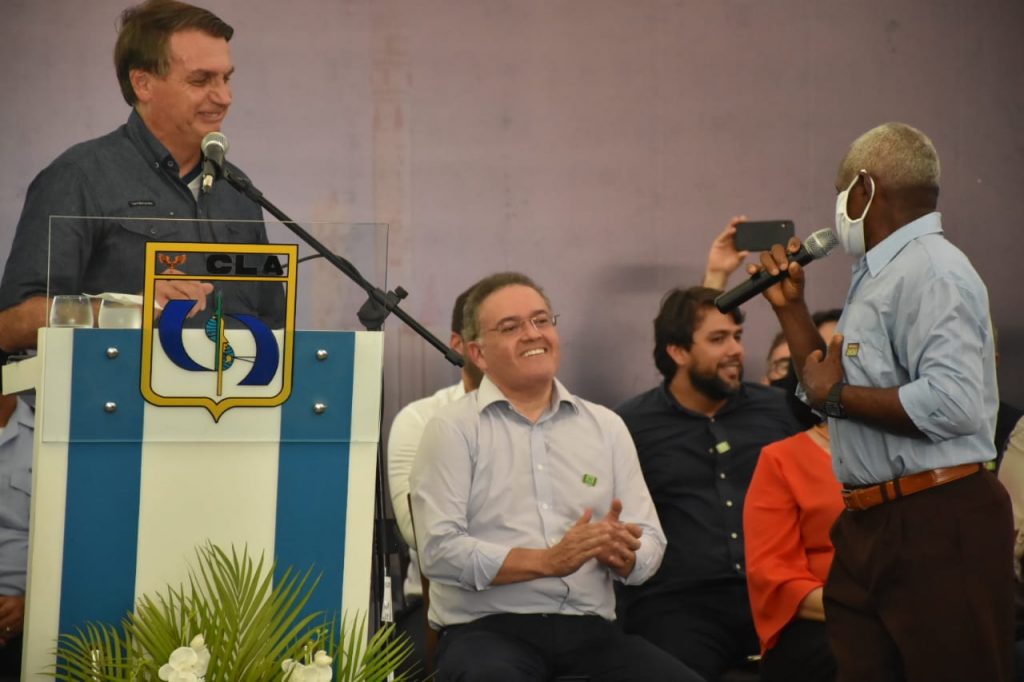 Roberto Rocha participa de cerimônia para entrega de títulos de propriedade em Alcântara