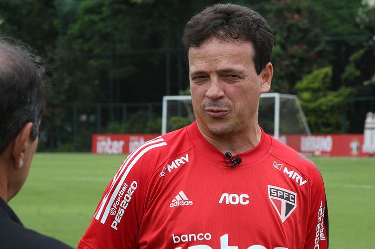 Com título longe depois de ter sido líder, São Paulo demite Fernando Diniz