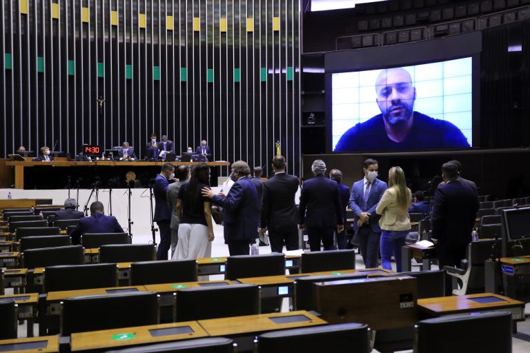 Câmara Federal decide manter prisão do deputado Daniel Silveira