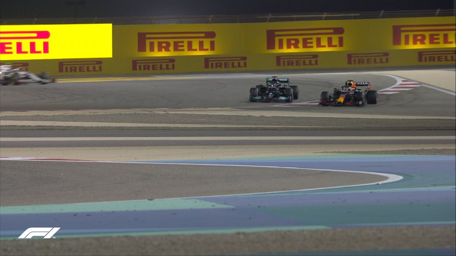 Lewis Hamilton bate Verstappen e vence o Prêmio do Bahrein na abertura da Fórmula 1