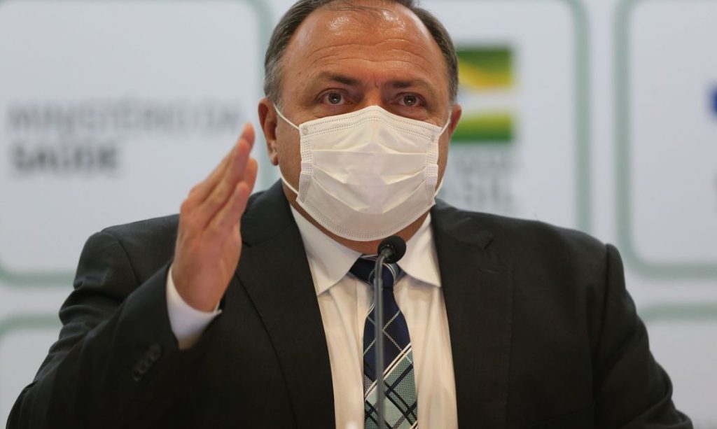 Eduardo Pazuello confirma que vai deixar o cargo, mas quando Bolsonaro encontrar novo ministro