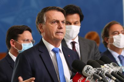 Ao anunciar novo Auxílio Emergencial, Bolsonaro pede volta de atividades econômicas nos estados
