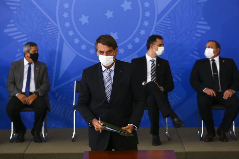 Presidente Jair Bolsonaro sanciona projeto que autoriza a compra de vacinas por estados