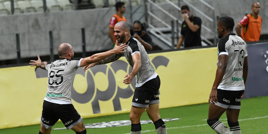 Jogadores do Ceará dançam O Carpinteiro no terceiro gol contra o Sampaio