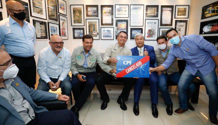 Políticos maranhenses criticam pose de Jair Bolsonaro com um “CPF Cancelado”