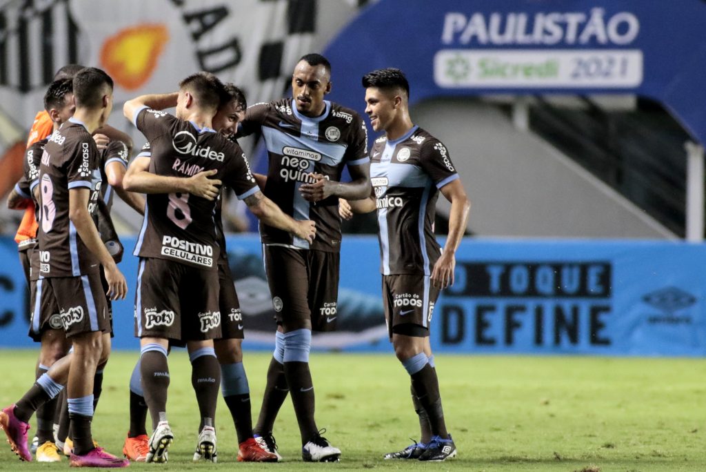 Corinthians vence o Santos fora de casa e Palmeiras se complica ao ser derrotado em casa
