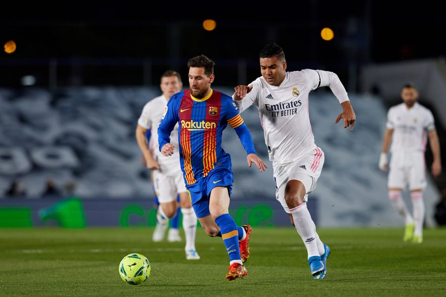 Real Madrid vence Barcelona por 2 a 1 com golaço de letra de Benzema e assume liderança do Espanhol