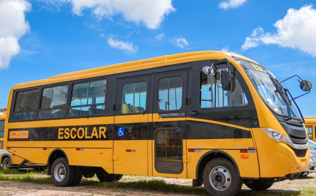 Zona Rural de São Luís recebe ônibus escolar adquirido por emenda de Eduardo Braide como deputado