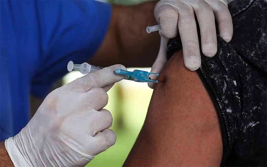 Maranhão recebe 126,4 mil vacinas para idosos de 60 a 64 anos, profissionais da saúde e militares