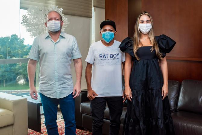 Othelino Neto e Ana Paula Lobato recebem Elias Monkbel que viralizou na internet com “O Carpinteiro”