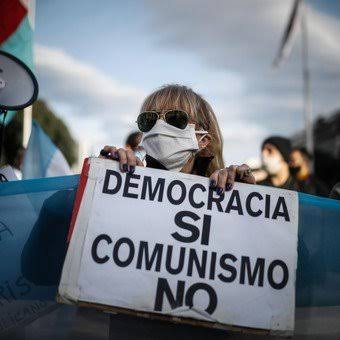 Tensão política aumenta na Argentina após governo federal baixar ações restritivas mais duras contra covid-19