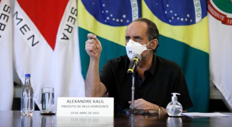 Prefeito de Belo Horizonte descobre de quem é a culpa pela covid-19: faxineiras e arrumadeiras