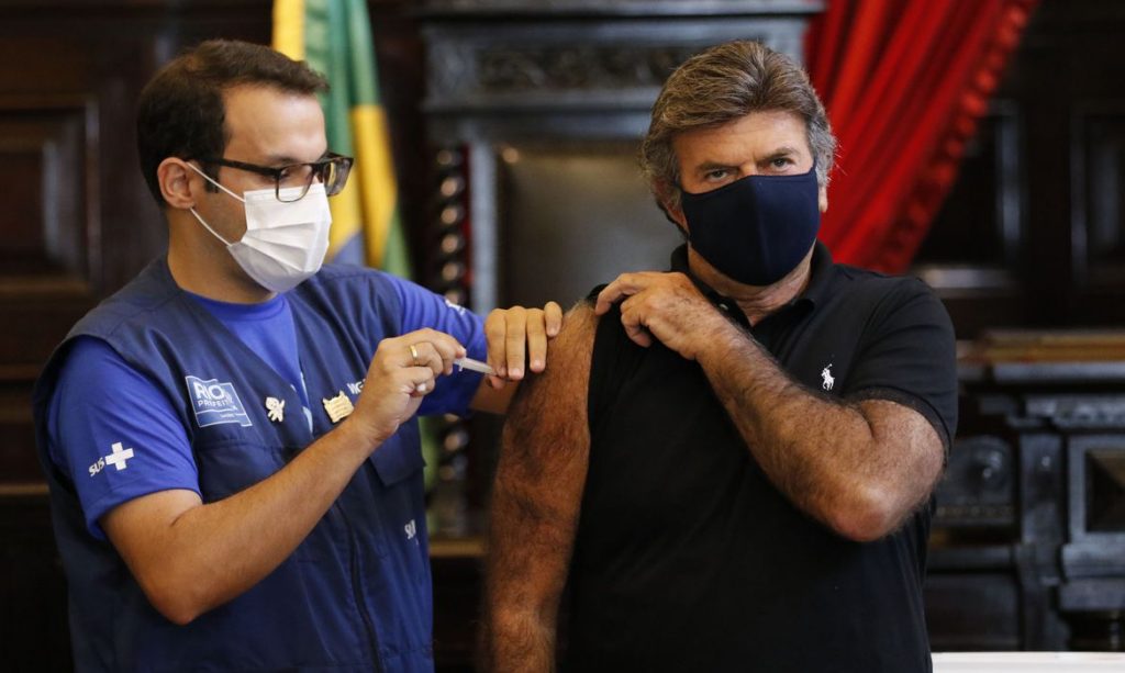 Presidente do Supremo Tribunal Federal primeira dose de vacina contra covid-19 no Rio de Janeiro