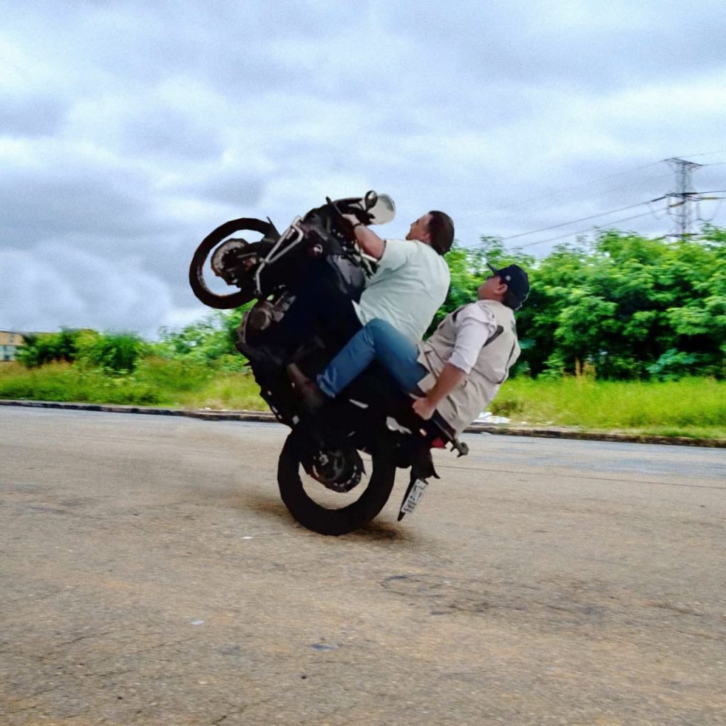 Bolsonaro posta foto fazendo manobra radical numa motocicleta com ministro na garupa