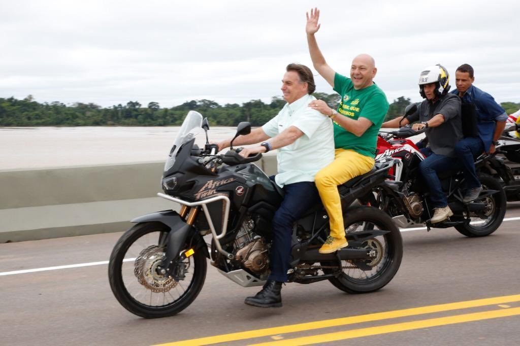 Jair Bolsonaro diz que após pilotar moto sem capacete imprensa noticia inauguração de ponte
