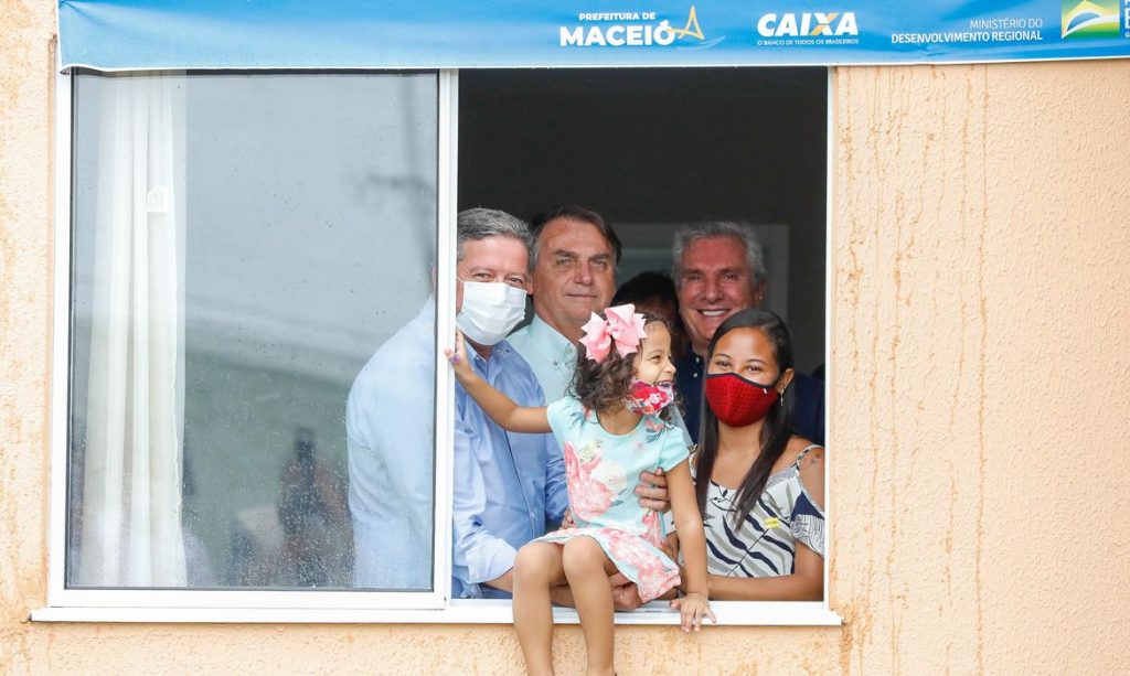 Presidente Jair Bolsonaro entrega 500 casas populares e inaugura viaduto em Maceió