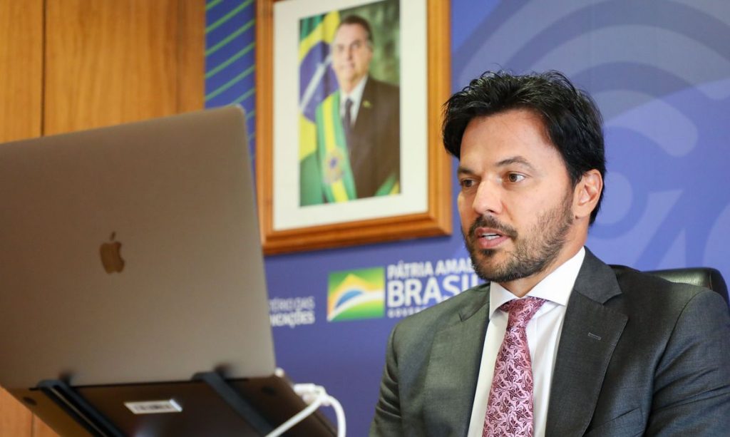 Ministro Fábio Faria assina portaria de criação do programa Digitaliza Brasil