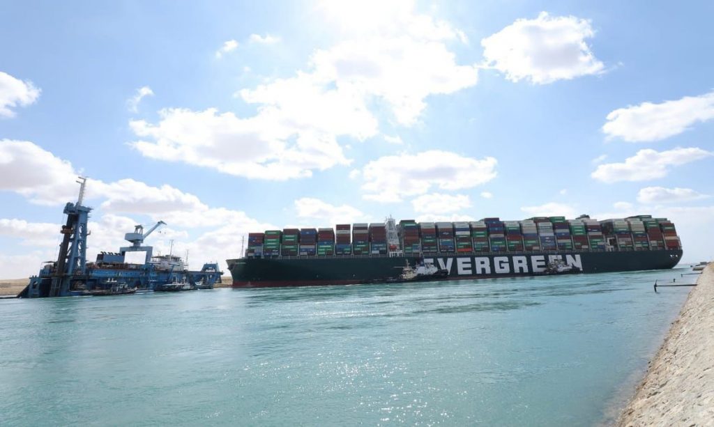 Ever Given ainda está ancorado no Canal de Suez com tripulação presa