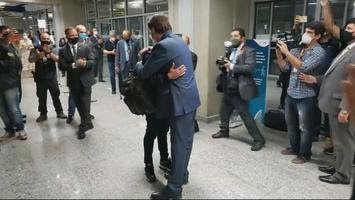 Bolsonaro vai ao aeroporto receber motorista brasileiro que foi preso injustamente na Rússia