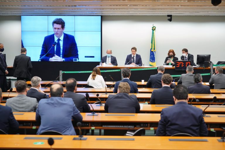 Ricardo Salles refuta imagem do Brasil como “pária ambiental” e vê avanços em acordo com Estados Unidos