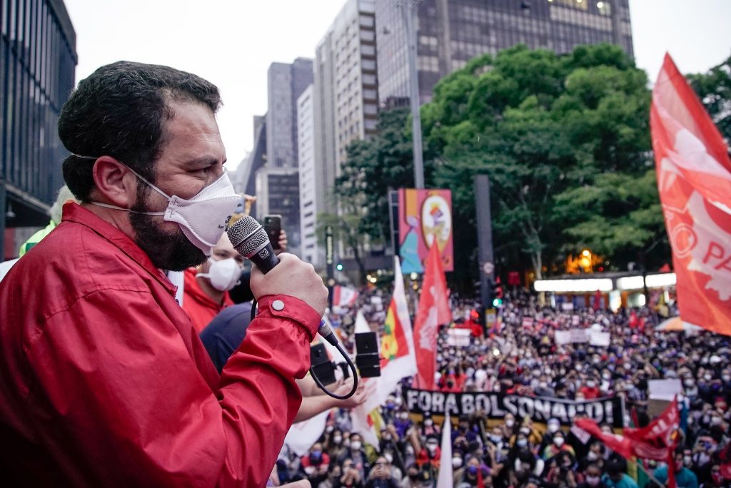 Bolsonaro ignora manifestações contra ele e posta vídeo com cinco manifestantes no Paraná