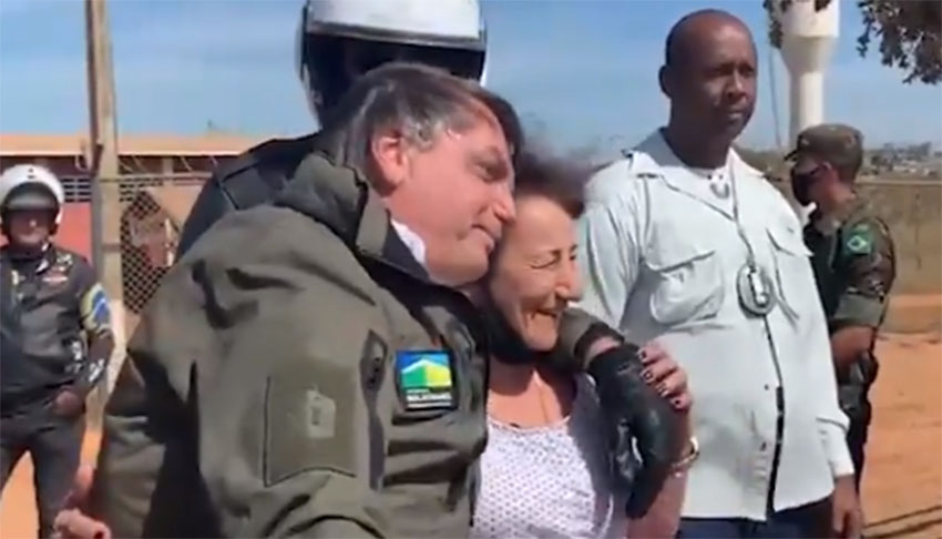 Bolsonaro aproveita feriado para fazer passeio de moto a uma cidade no estado de Goiás
