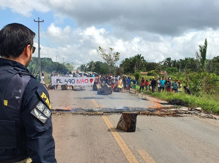 Índios bloqueiam BR 316 em protesto contra projeto de lei sobre demarcações de terra