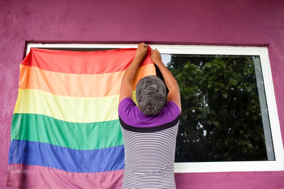 Empresas e repartições são obrigadas a fazer alerta contra discriminação a pessoas LGBT