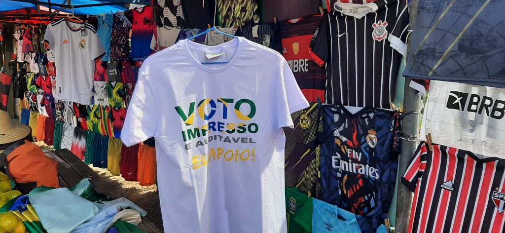 Comércio informal fatura com venda de camisas e adereços para ato pró Bolsonaro