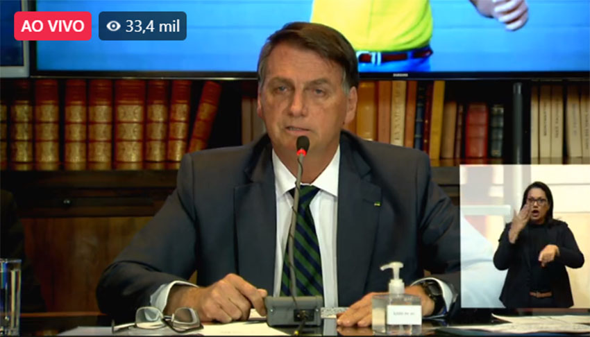 Em sua live semanal, presidente Jair Bolsonaro levanta suspeitas sobre voto eletrônico