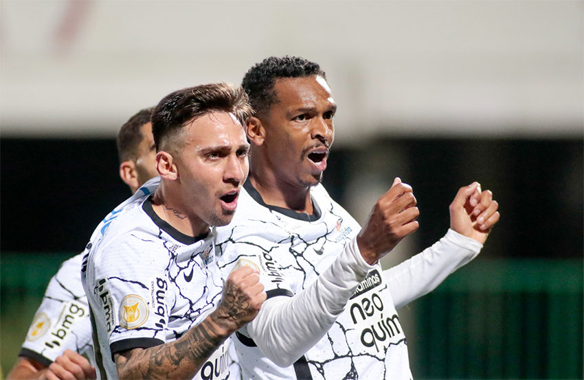 Jô marca na vitória do Corinthians sobre a Chapecoense na Arena Condá, em Santa Catarina