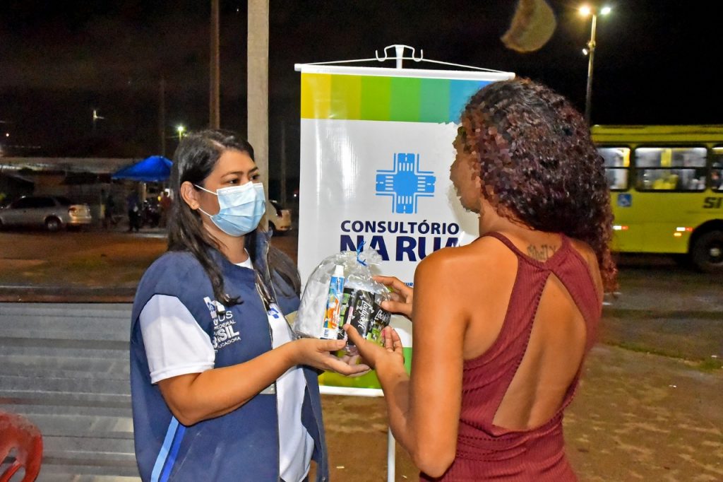Prefeitura de São Luís oferece serviços de saúde a moradores de rua e profissionais do sexo, no Anel Viário