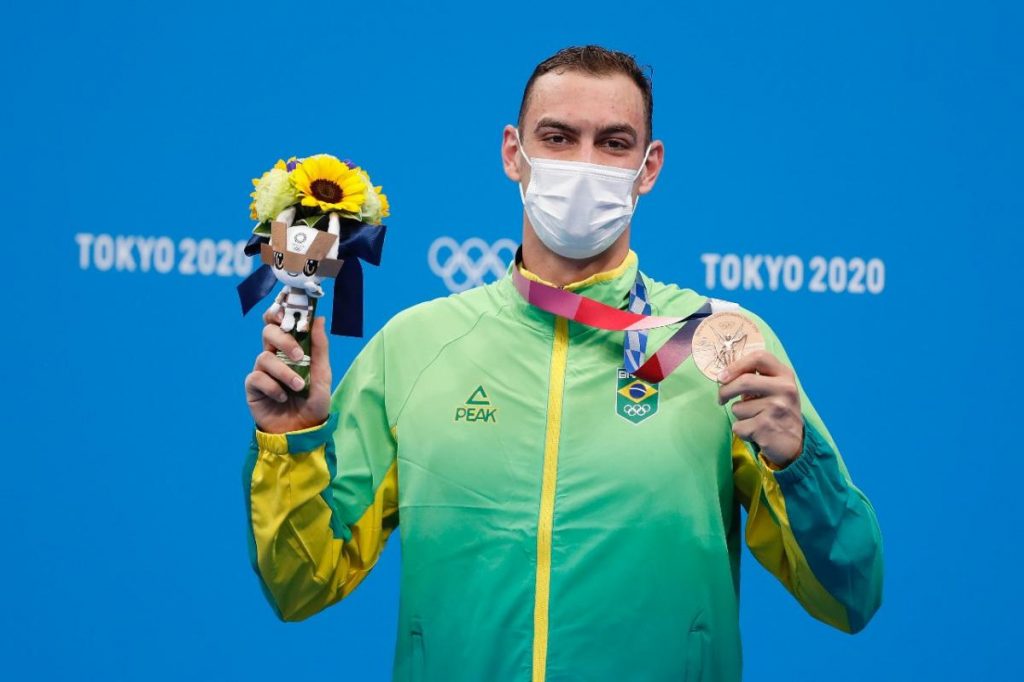 Fernando Scheffer supera dificuldades e conquista o bronze nos 200m livre