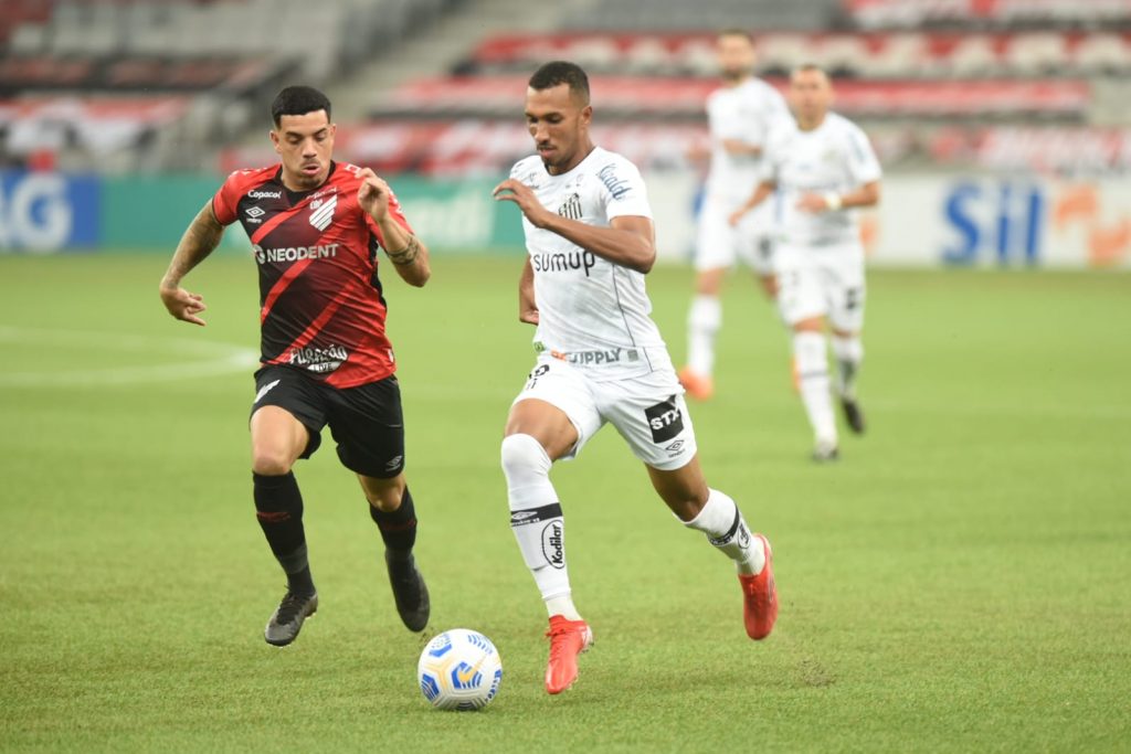 Santos perde para o Athletico Paranaense e fica em desvantagem na busca por vaga na semifinal