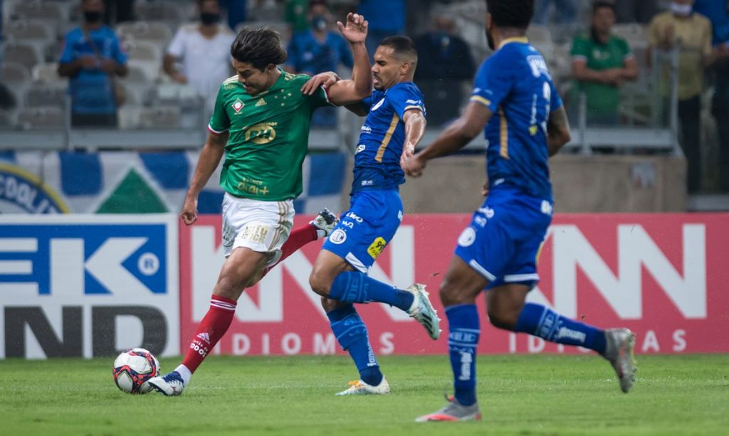 No reencontro com a torcida, Cruzeiro vence mais uma e fica a nove pontos do G4 e o Coritiba vence Avaí para se isolar na liderança